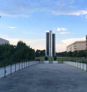 ein Gehweg vor einem Gebäude mit einem Zaun