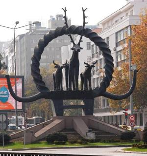 街道中央的雕像