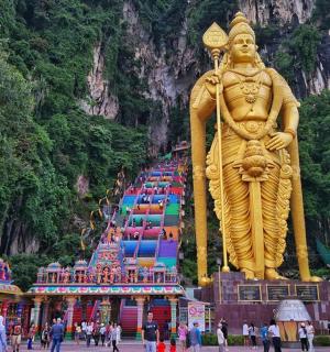 寺庙前矗立的一座巨大的金色雕像