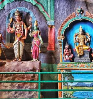 房间里挂满神像的墙壁