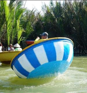 一群人在水中的船里