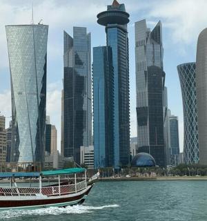 loď ve vodě před městem