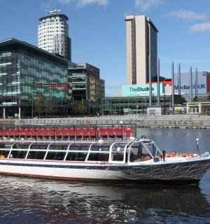 城市前水中的一艘船