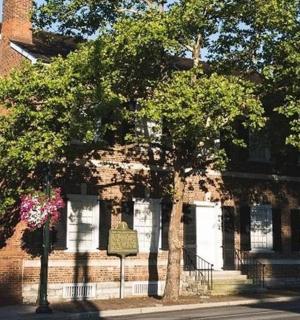 cihlový dům se stromem před ním