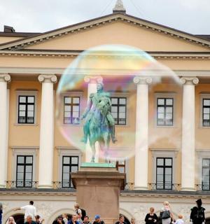 一座前面有雕像的大楼