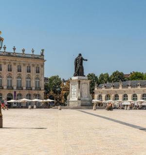 中间有建筑物和雕像的城市广场