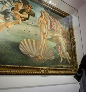 一位女士在博物馆里欣赏一幅画