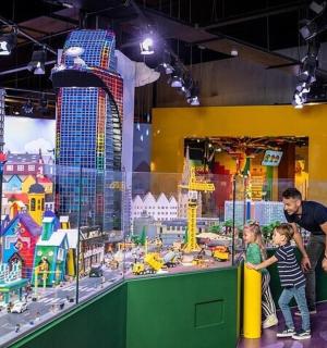 一名男子、一名女子和一名儿童在玩玩具城