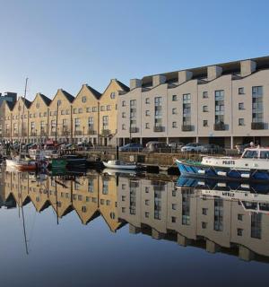 建筑物旁边的码头,水里停着船