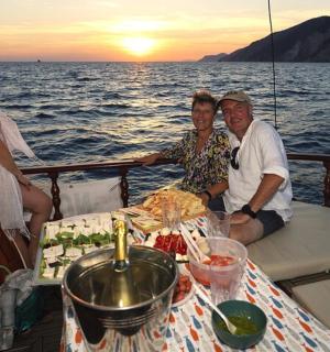 日落时分,一群人坐在船上