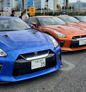 停车场里停着一排昂贵的汽车