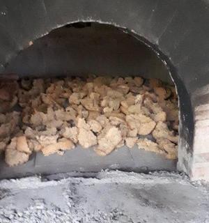 砖炉里的一大堆食物