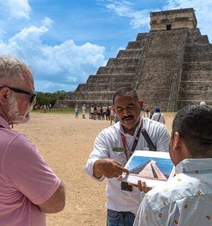 一群男人站在金字塔前