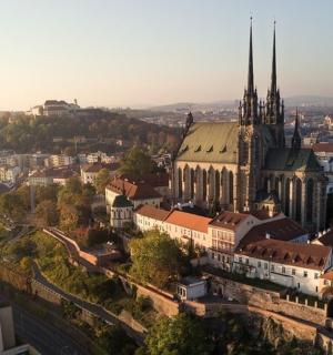 Letecký pohled na město s kostelem