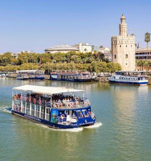 城市河流上的渡船