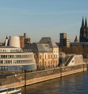 有河流和建筑物的城市景观