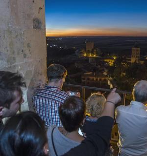 一群人站在窗台上看日落