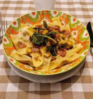 桌上放着一碗意大利面，配有刀叉