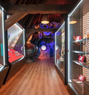 一间带架子的房间的走廊