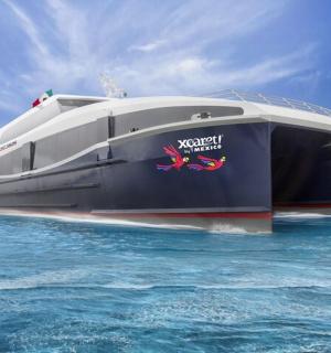 ein großes Boot im Ozean auf dem Wasser