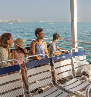 一群人和一只狗在船上