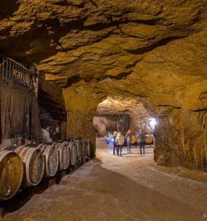 一群人带着桶穿过洞穴