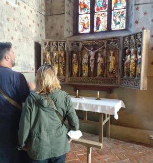 一名男子和一名女子看着教堂里的祭坛