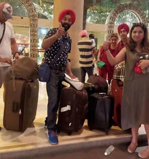 一群人带着行李站在机场