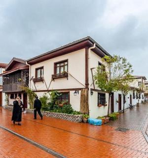 deux personnes marchant dans une rue sous la pluie