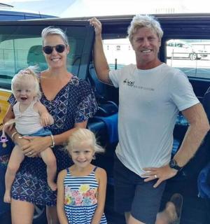 une famille pose devant une camionnette