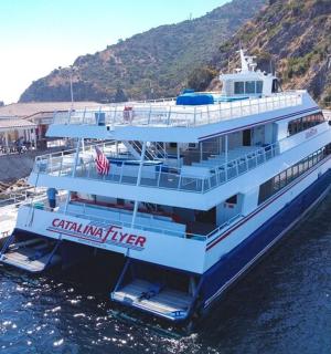 výletní loď zakotvila v doku ve vodě