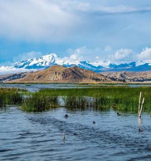以山脉为背景的水域