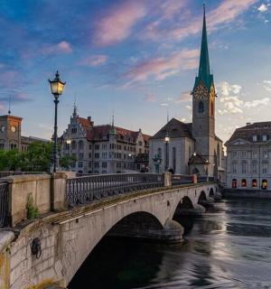 sild üle jõe, kus on hooned ja kirik