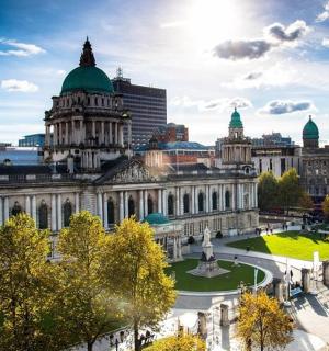 城市前有喷泉的大型建筑