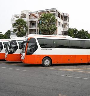 停车场里停着一排巴士