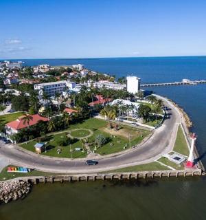 水中央的一个小岛