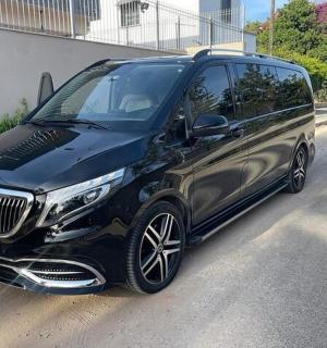 en svart SUV parkert på siden av en gate