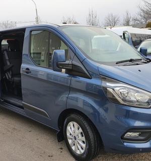 ein blauer Lieferwagen auf einem Parkplatz