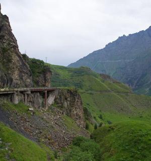 山上一座桥上的火车