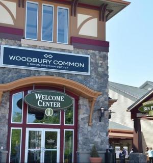 建筑物前的欢迎中心标志