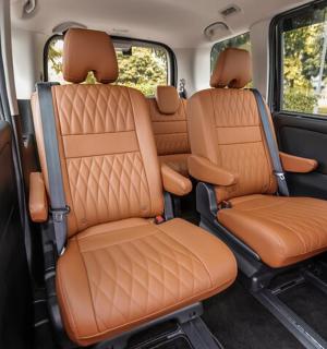 面包车后座内部视图