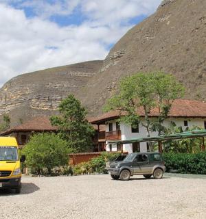 一辆黄色货车停在山前