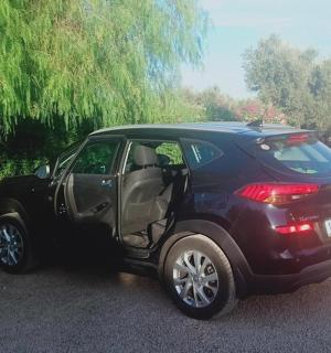 černé auto s otevřenými dveřmi na ulici