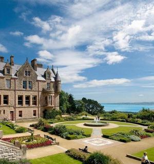 一座前面有喷泉的大城堡