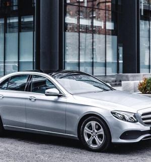 一辆银色汽车停在一栋建筑物前