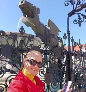 一名女子站在大门前