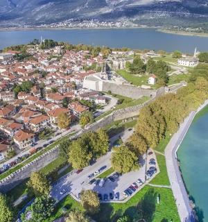 水域旁小镇的鸟瞰图