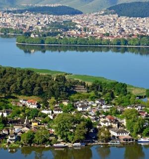 湖中央的一座岛上,岛上有房屋