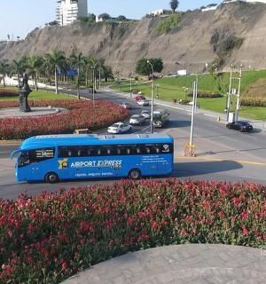 一辆蓝色巴士正在街上行驶