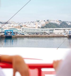 一位女士坐在船上看着水面